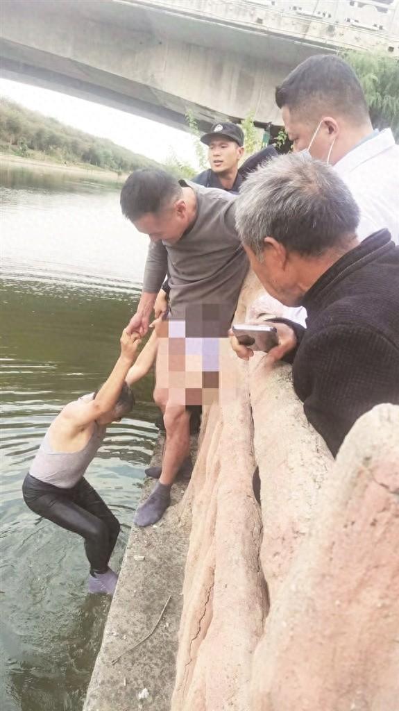 两老人义无反顾下河救人，众人齐心协力成功营救