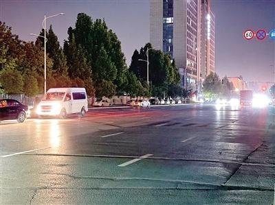 七八年了！漓江路路灯不亮，居民摸黑回家，何时才能点亮？  第1张
