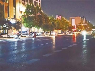 通车七八年，漓江路何时能亮灯？居民摸黑回家太危险
