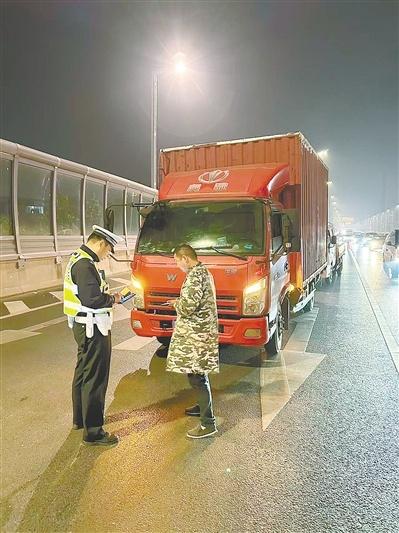 郑州交警严查大型货车违法上高架，10 月已查处 255 起  第1张