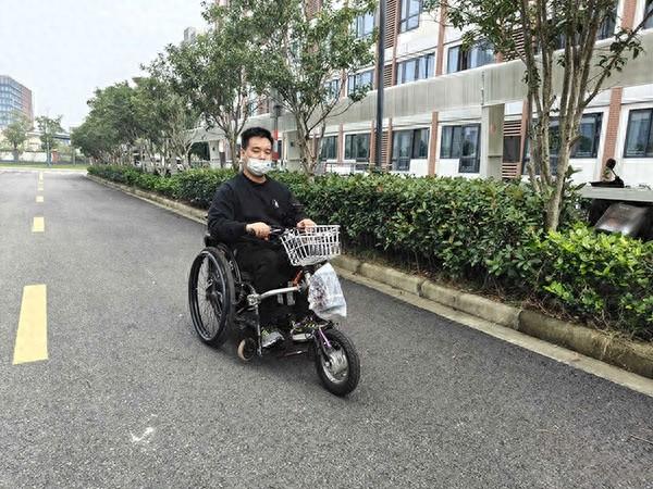 从截瘫到考上大学，这个男孩用坚强书写奇迹
