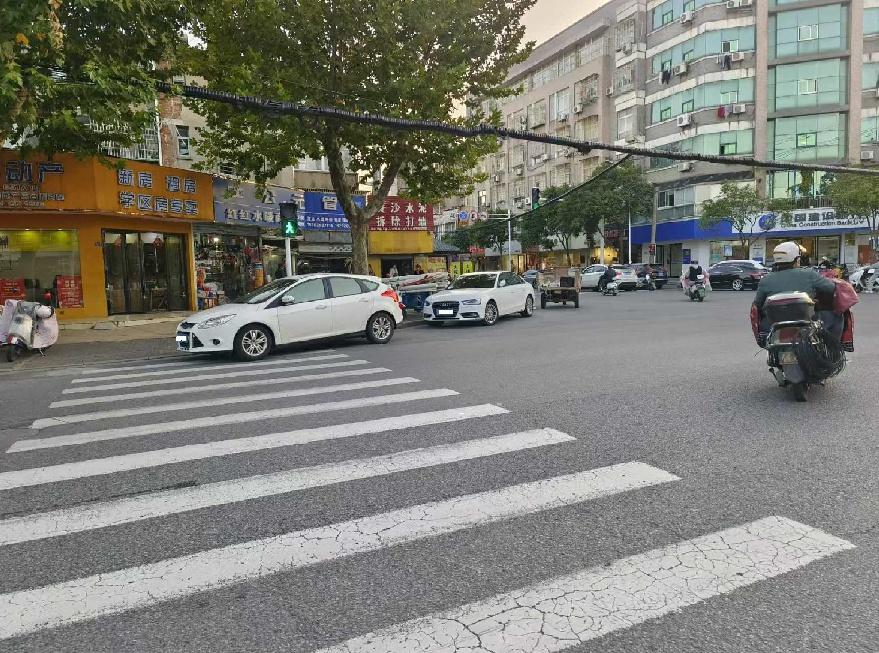 吉祥苑小区附近临停车位竟被这些车长期霸占  第2张