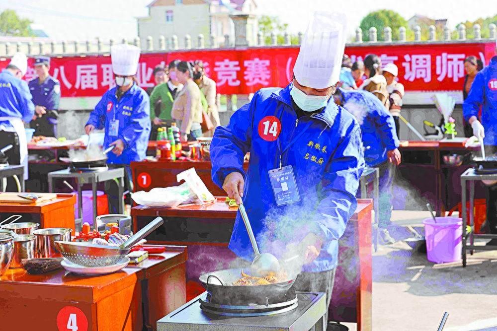 38 位大厨各展绝技，31 道蟹品鲜香诱人，这场河蟹宴技艺大比拼你不容错过  第1张