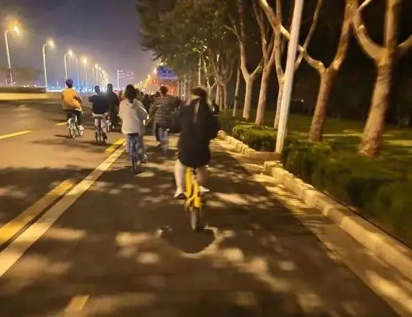 青春没有售价，夜骑开封拿下！大学生特种兵式骑行，刷新旅游强度  第1张