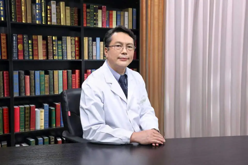 2023 年，他突然从三维世界坠入二维，这是一种怎样的体验？