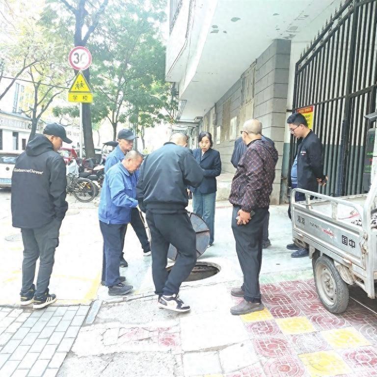 七里河区一居民楼自来水管突然爆裂，116 户居民用水告急！社区紧急行动