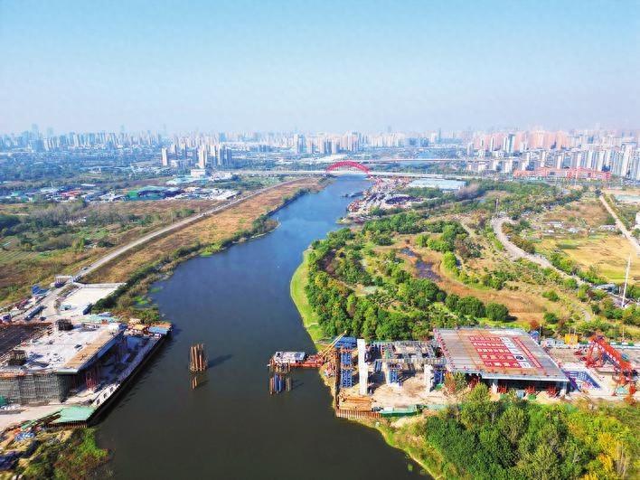 国内跨度最大主塔竖向转体桥启动顶推施工，明年初将跨河而过  第1张