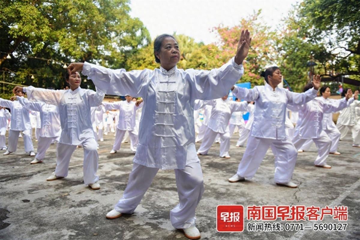 南宁近 200 名中老年健身爱好者齐聚，这场活动太精彩  第1张