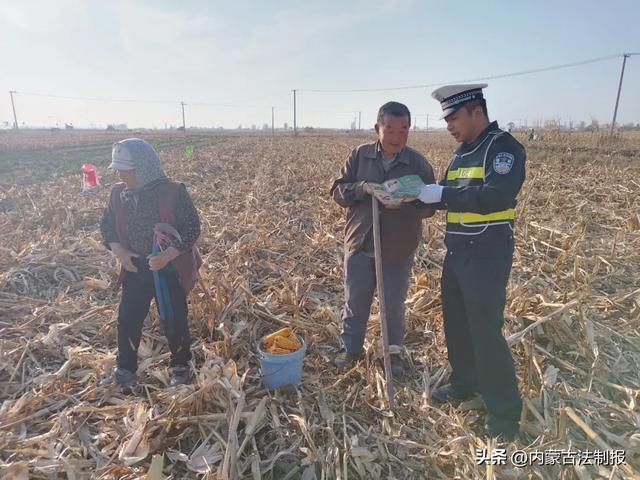 秋收季，交警蜀黍走进田间地头，守护你的回家路  第2张