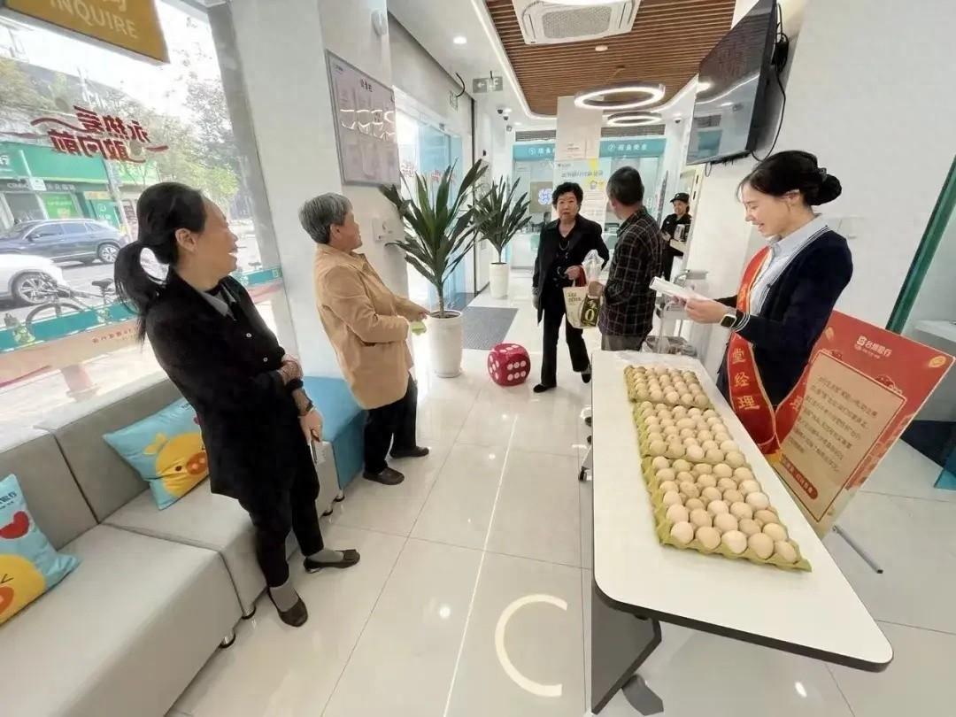星期五，台州银行衢州分行各网点热闹非凡，活动丰富多彩，你还不来？