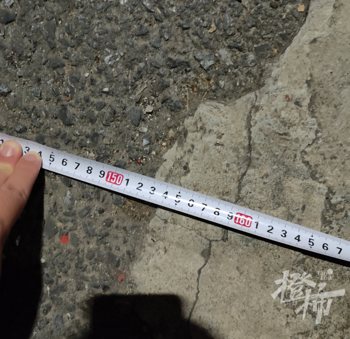 西兴大桥非机动车道竟如此狭窄，骑车女子被超车后摔伤进医院  第3张