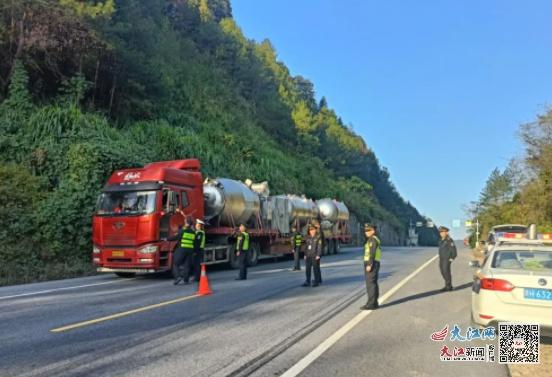 两省交界处执法大队联动，让违法车辆无处遁形  第2张