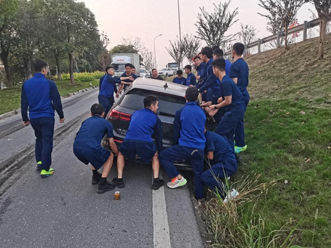 高速路口惊现超燃一幕！蓝朋友竟做出这种事