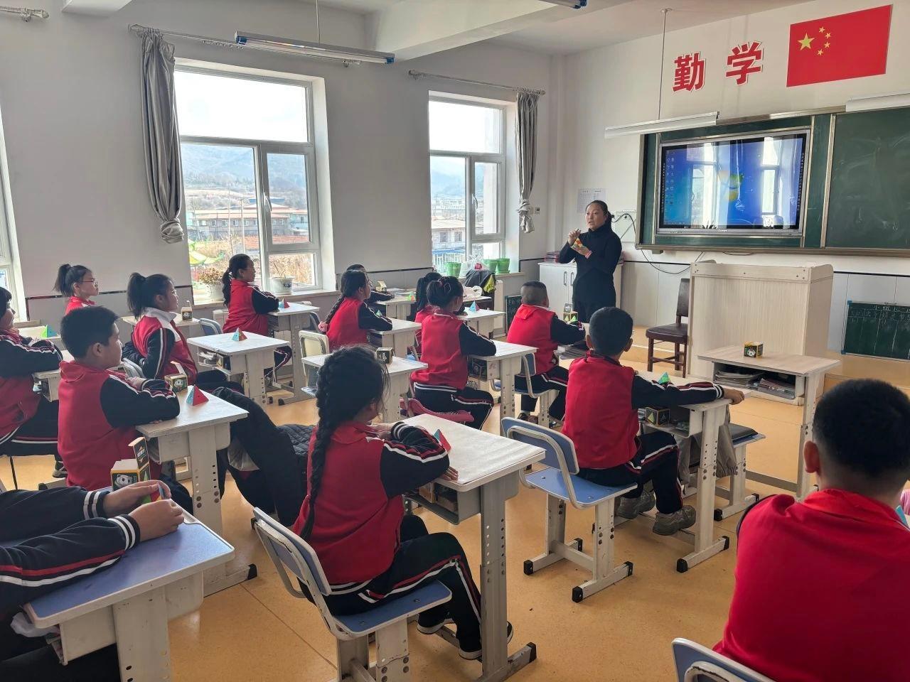 省妇联微光行动走进道清小学，爱心捐赠与炫彩课堂助力困境儿童成长  第4张