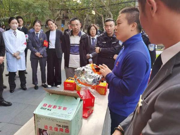 第七届进博会将至，黄浦区开展消防应急演练，提升自防自救能力  第2张