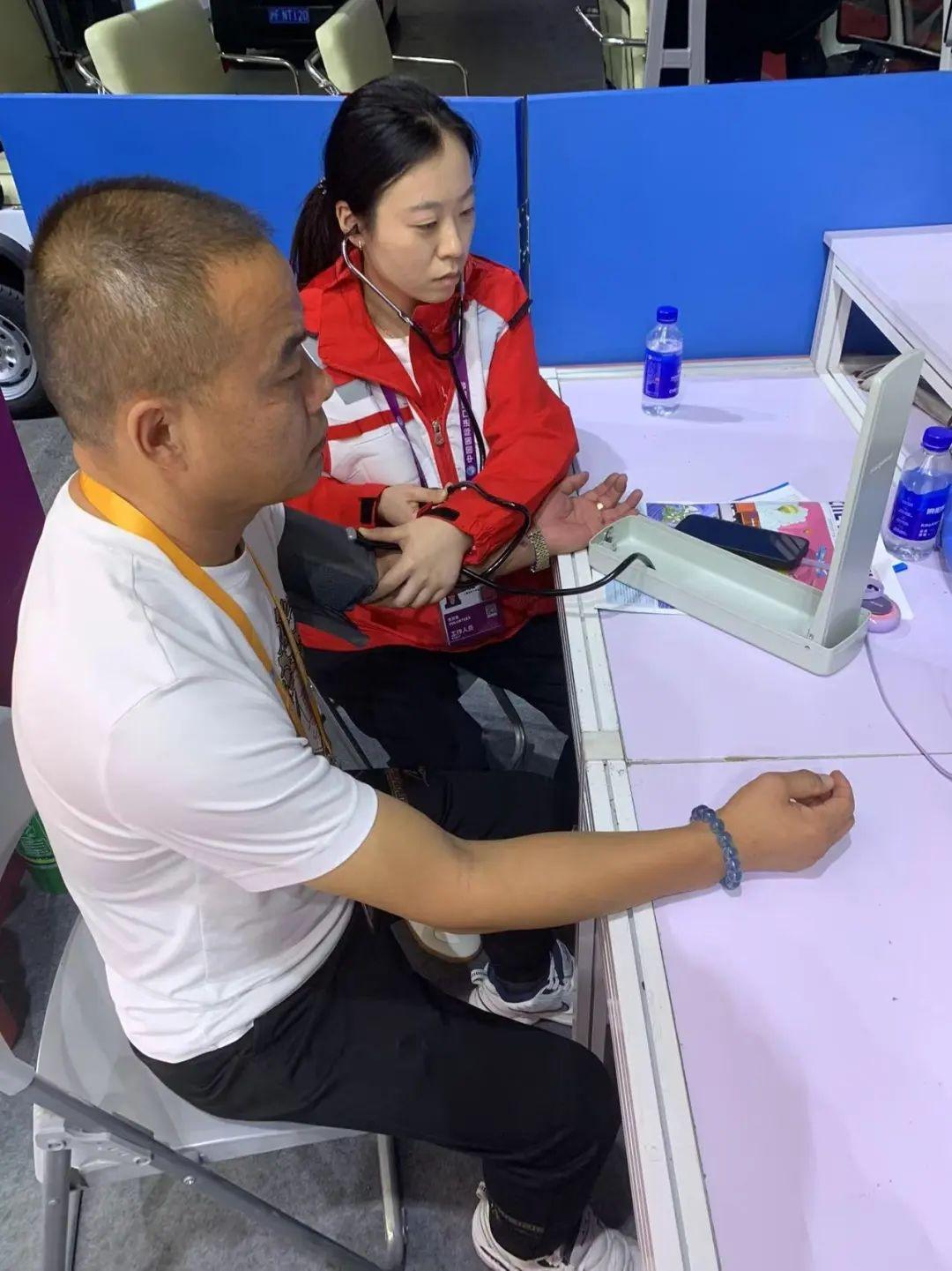 110 名红十字志愿者持证上岗，第七届进博会应急救护服务有保障  第7张