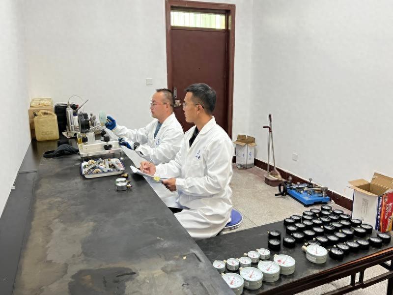 甘肃临泽：检定 108 块压力表，确保温暖过冬  第1张