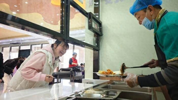 家长抢着来！学校食堂的饭到底有多好吃？  第1张
