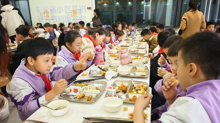 家长抢着来！学校食堂的饭到底有多好吃？  第3张