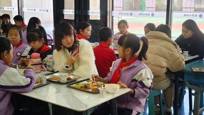 家长抢着来！学校食堂的饭到底有多好吃？  第4张