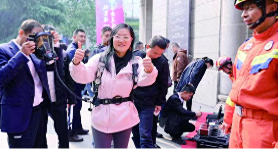 西安消防宣传月启动，1400 余人齐聚！体验消防服，直呼太辛苦  第1张
