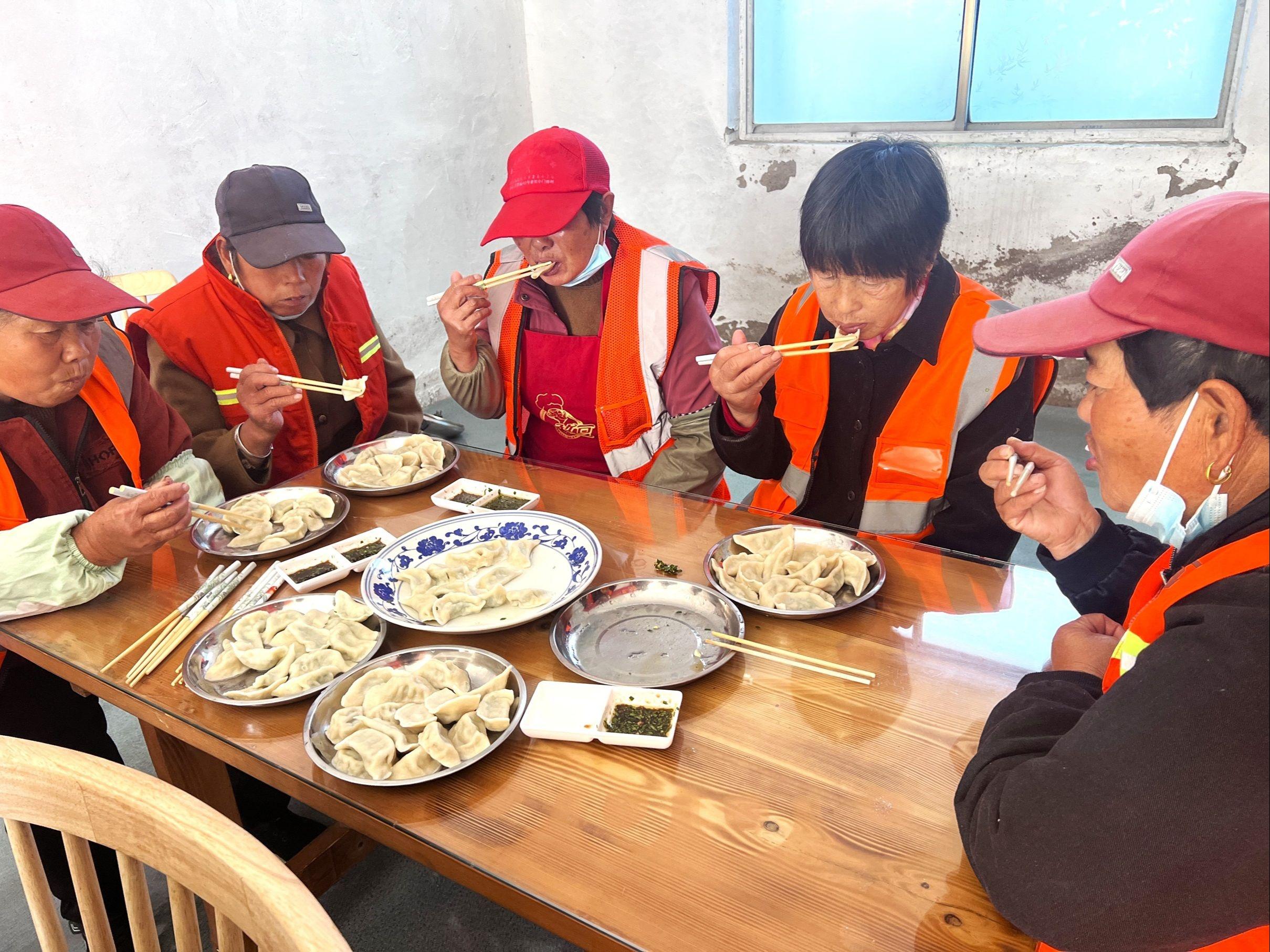 11 月 7 日，市洋河新区东关社区立冬活动，饺香四溢，邻里情长  第2张