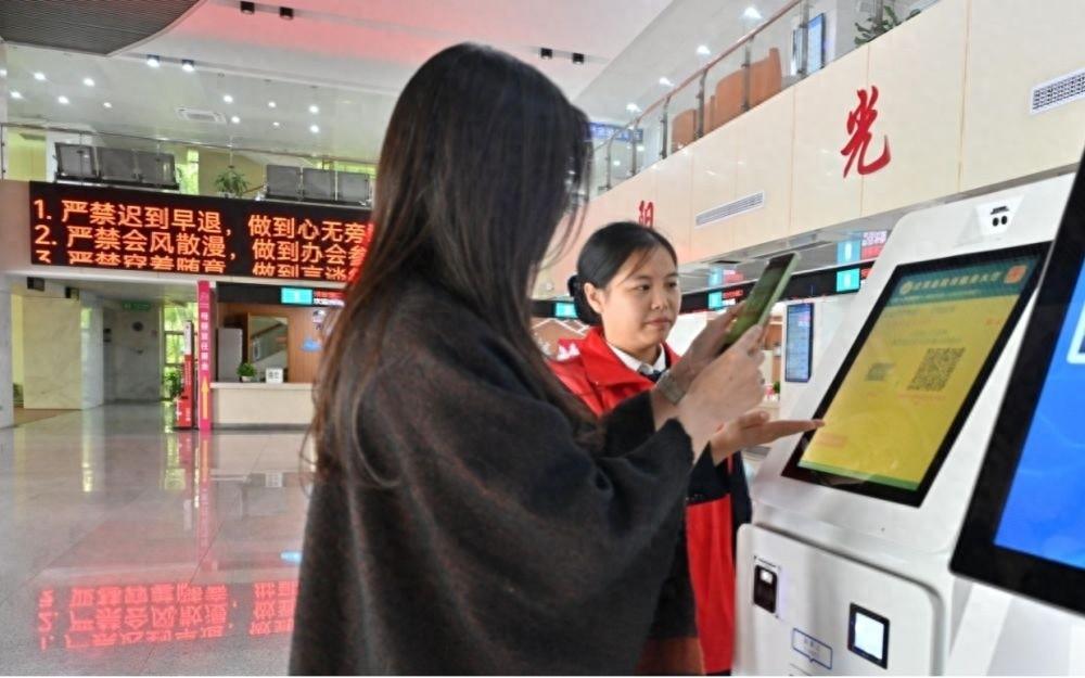 忘记带材料也能办业务？进贤县政务服务大厅太方便了  第1张