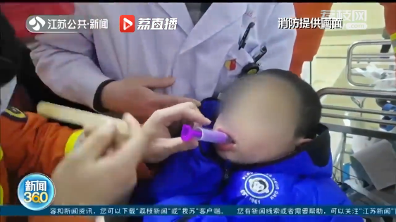 网红糖果竟成凶器，4 岁男童被夹嘴 40 分钟  第2张