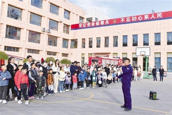 小手拉大手，安全共童行！这场公益消防救援体验亲子实践活动太精彩了  第1张