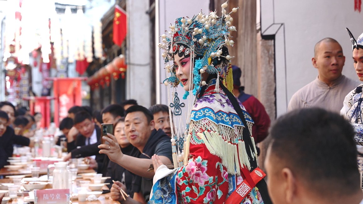 30 余记者齐聚黄山，体验特色长桌宴，感受浓浓徽州习俗  第2张