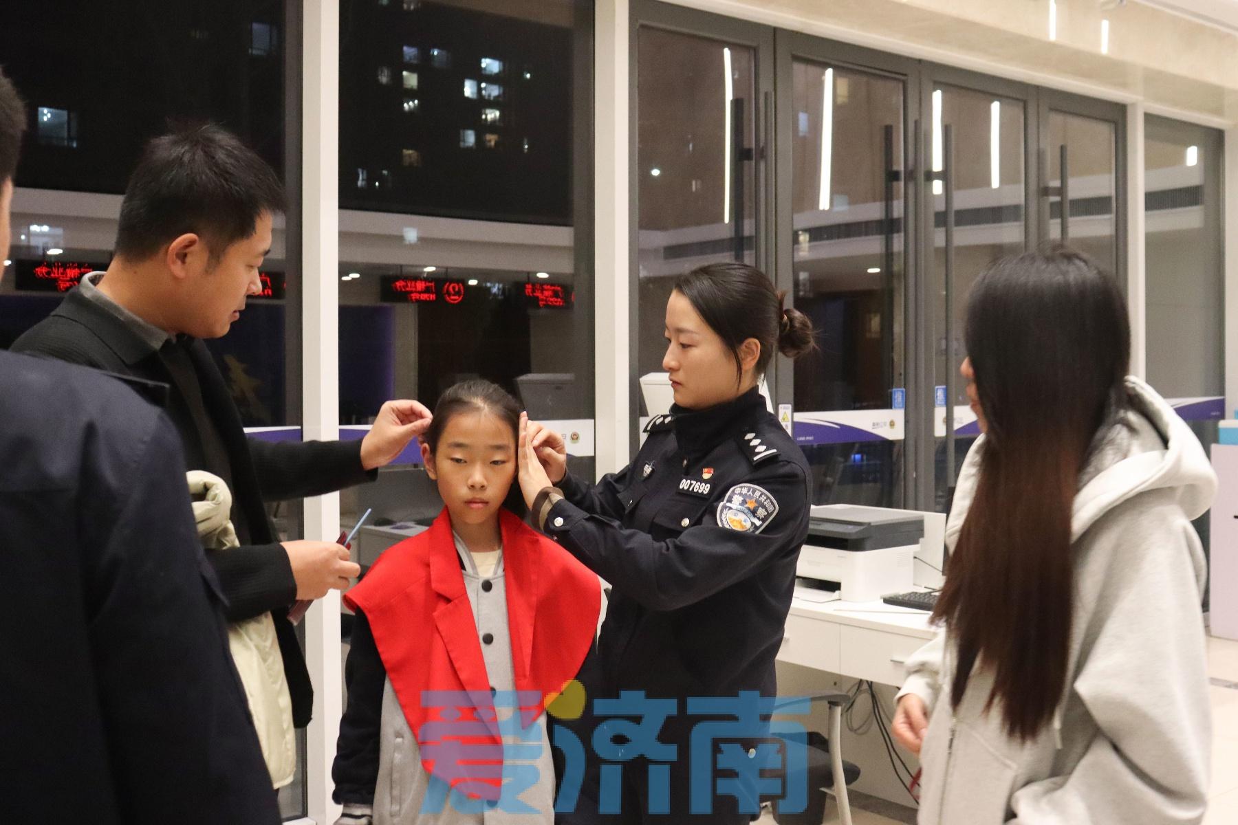 派出所户政民警变身造型师摄像师，为学子开辟绿色通道  第2张