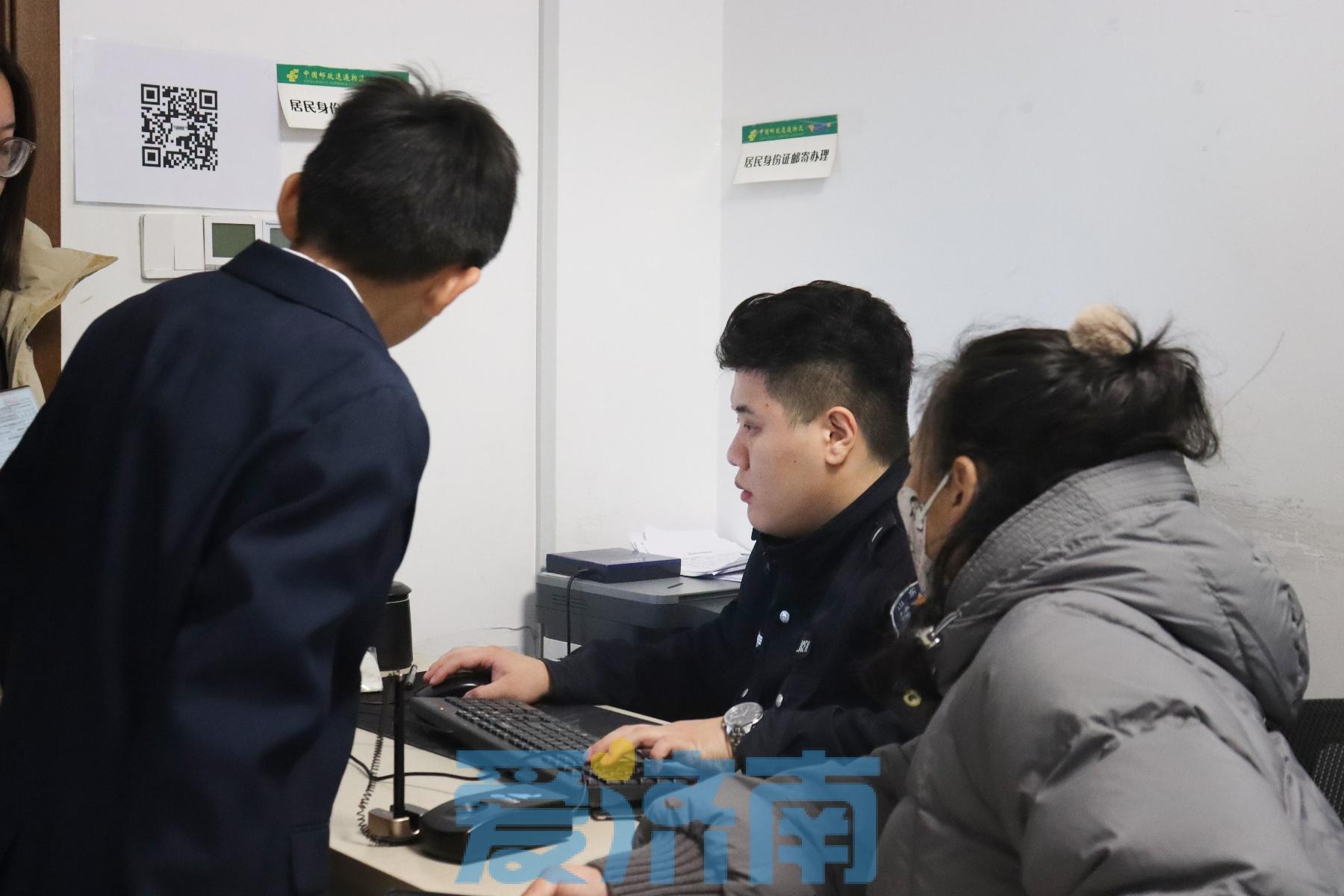 派出所户政民警变身造型师摄像师，为学子开辟绿色通道  第3张
