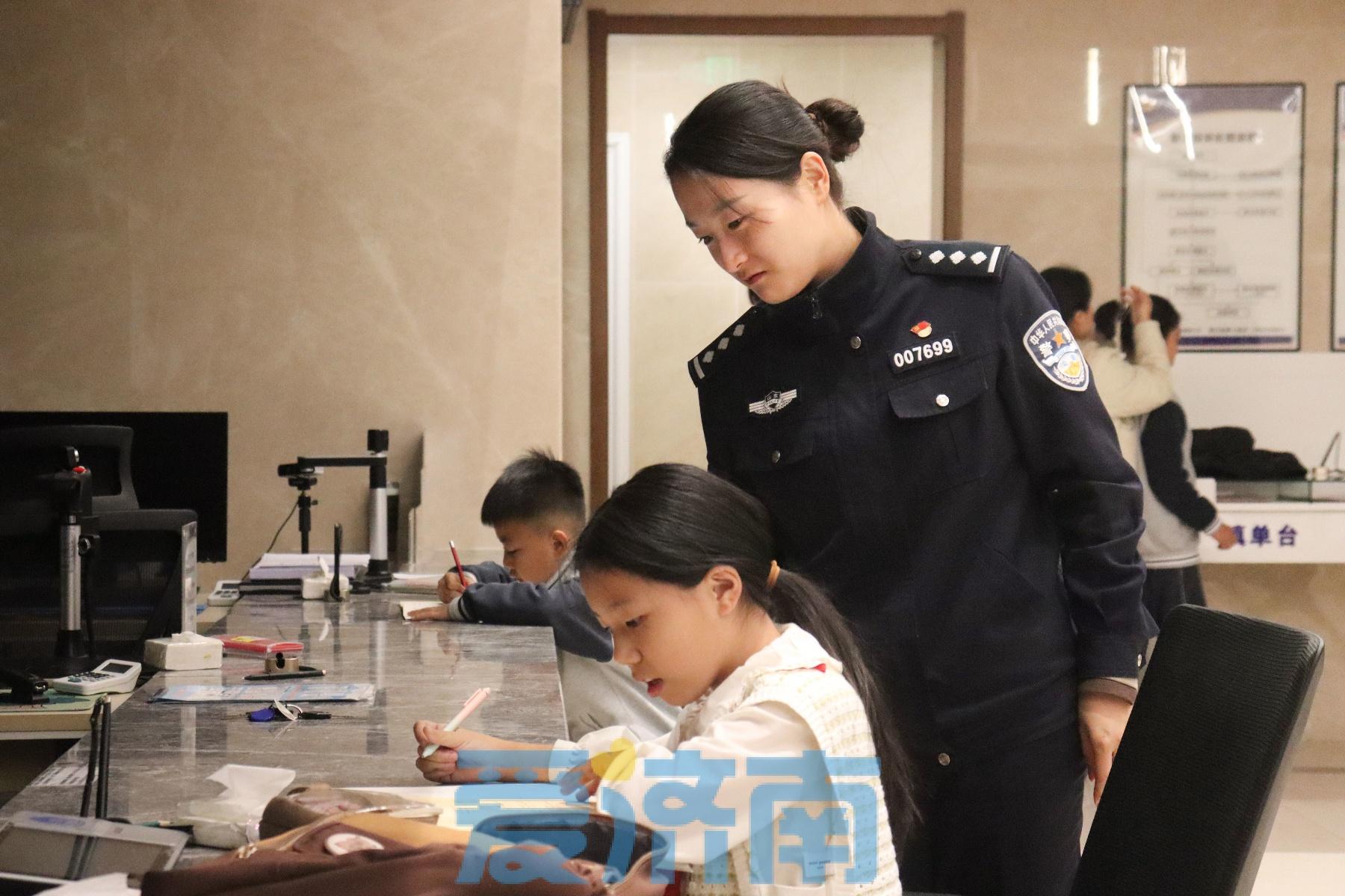 派出所户政民警变身造型师摄像师，为学子开辟绿色通道  第4张