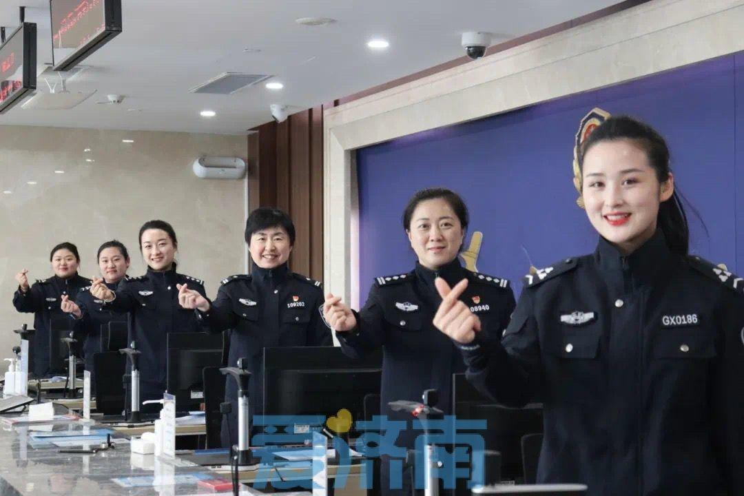 派出所户政民警变身造型师摄像师，为学子开辟绿色通道  第5张