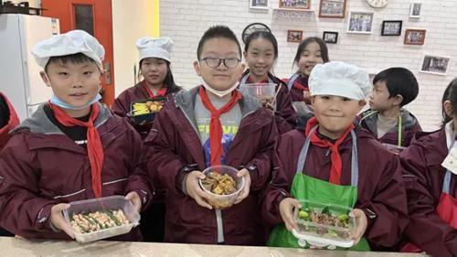兰州一小学六年级学生变身小厨师，大展厨艺！你家孩子会做饭吗？  第2张