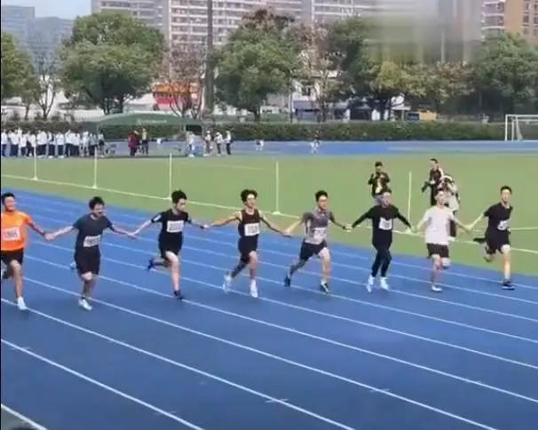 杭州文澜中学运动会上，8 名男生手拉手冲线，这是教育内卷竞技下无声的呐喊？  第1张