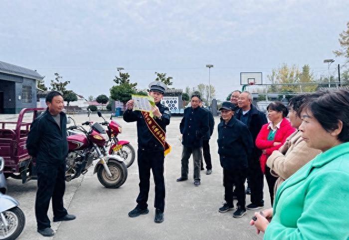 汉中交警走进乡村、深入工地，交通安全宣传活动火热进行中  第1张