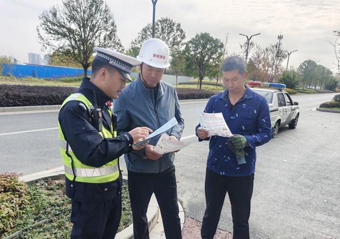 汉中交警走进乡村、深入工地，交通安全宣传活动火热进行中  第2张