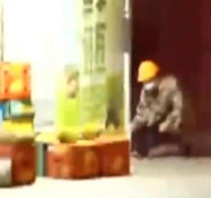 男子深夜顺走榴莲，监控拍下全过程，结局令人舒适