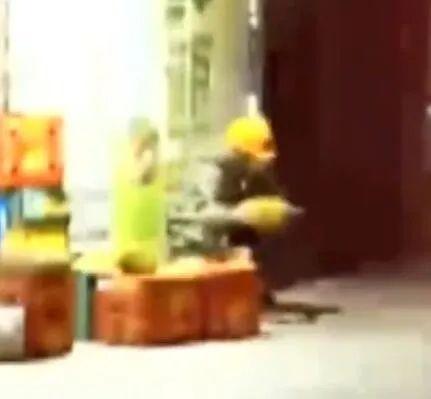 男子深夜顺走榴莲，监控拍下全过程，结局令人舒适  第2张