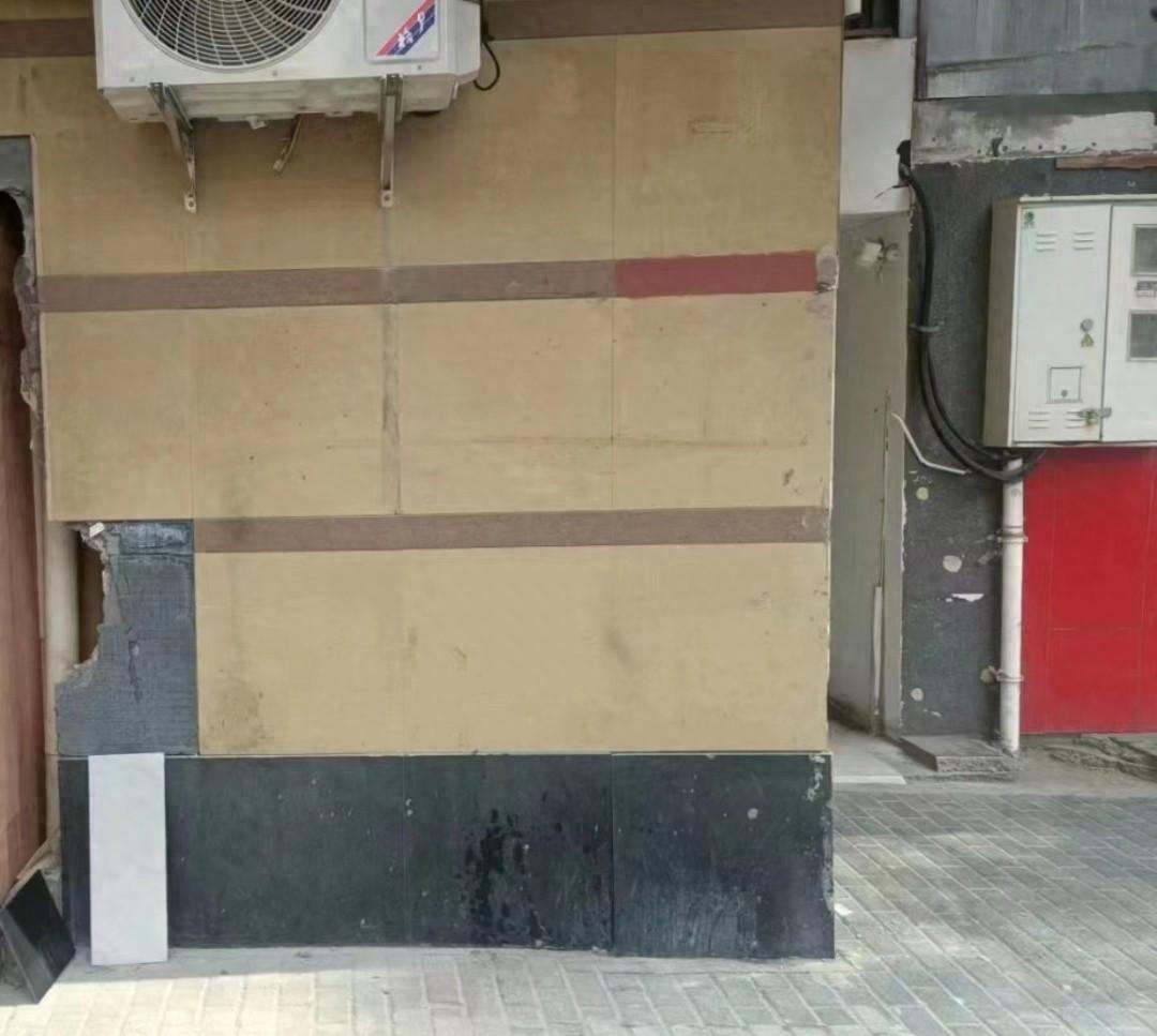 商家竟私自占用街道搭建砖墙，黄浦城管及时出手