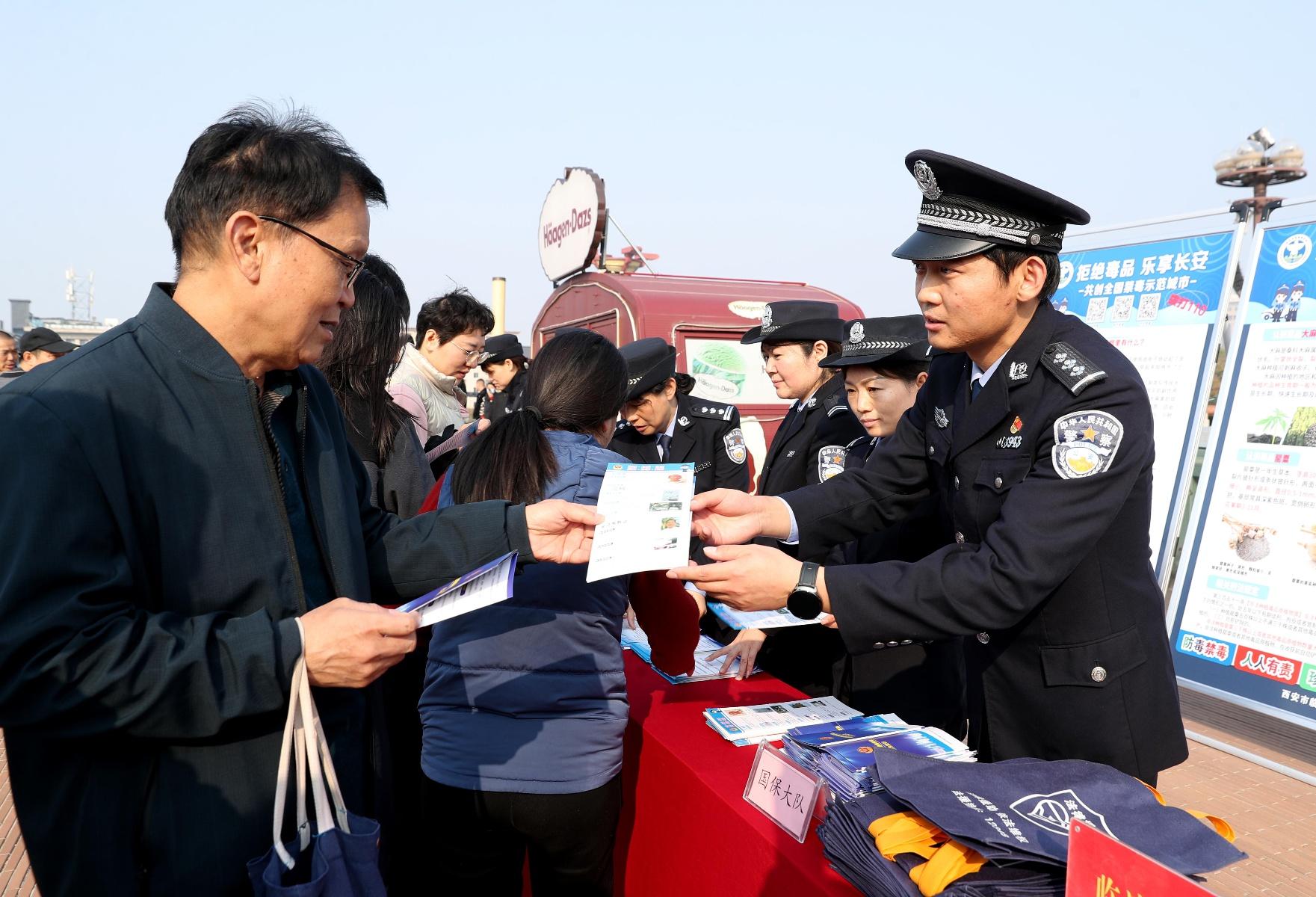 平安建设文艺演出在临潼区盛大举行，歌舞小品精彩纷呈，你去看了吗？  第4张