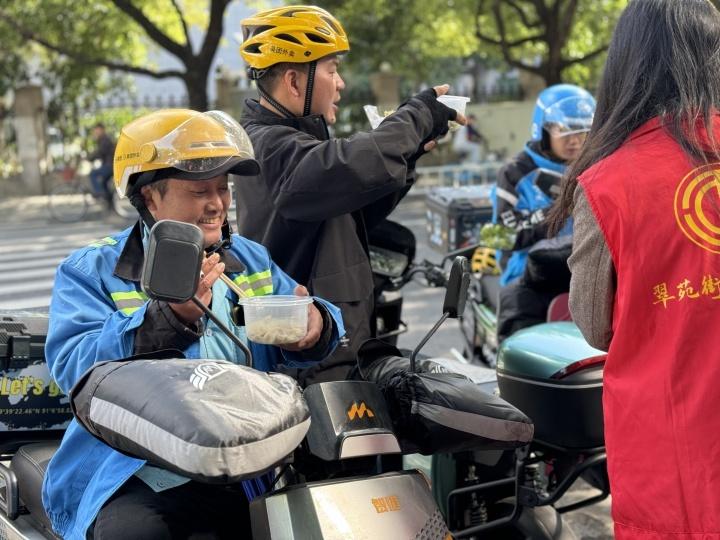 立冬送温暖，翠苑街道黄姑山社区基层联合工会饺子宴，让环卫工人感受家的温暖  第2张
