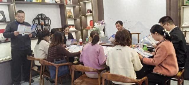 十堰房县烟草专卖局深入田间地头普法，为烟草市场环境奠定法治基础
