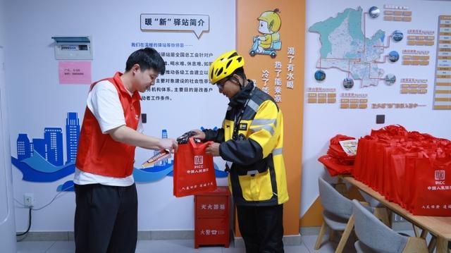暖新驿站送头套手套，杭州西湖区转塘街道让外卖小哥心暖又心安  第7张