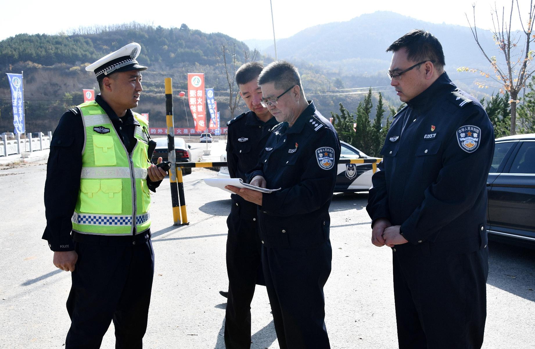 冬季交通安全管理工作形势严峻，延安市公安局交警支队深入黄龙县督导检查  第2张