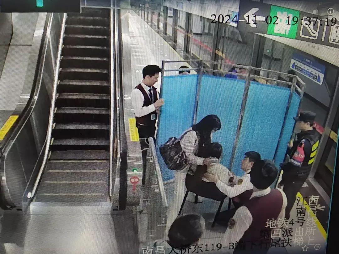 南昌地铁上演暖心一幕，老爷爷突然晕倒，工作人员紧急救援  第4张