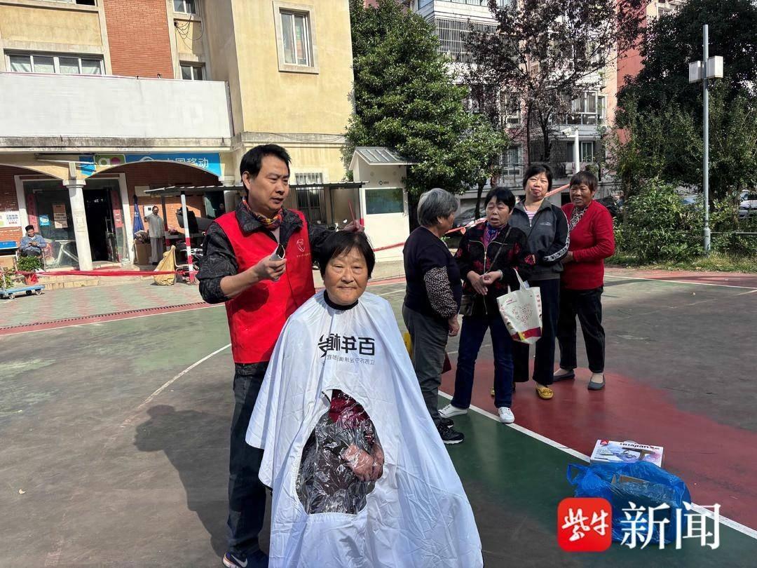 免费义诊、修鞋、理发……这个社区的便民服务集市太贴心了  第1张