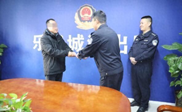 被骗 6 万余元后，8 名受骗群众终于拿回了自己的钱