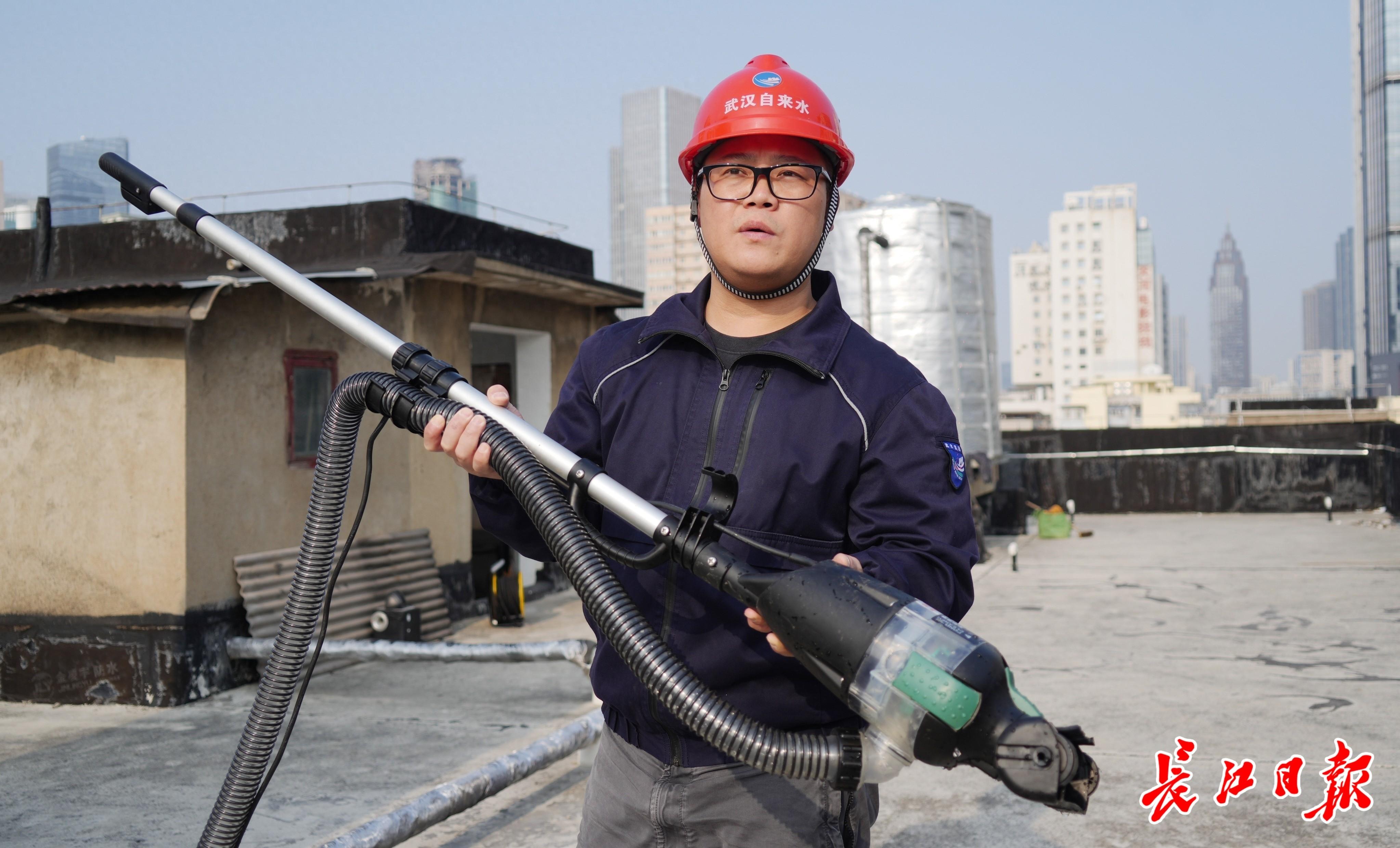 厉害了！武汉水务人员研发新工具，清洗水箱不用停水，效率还更高